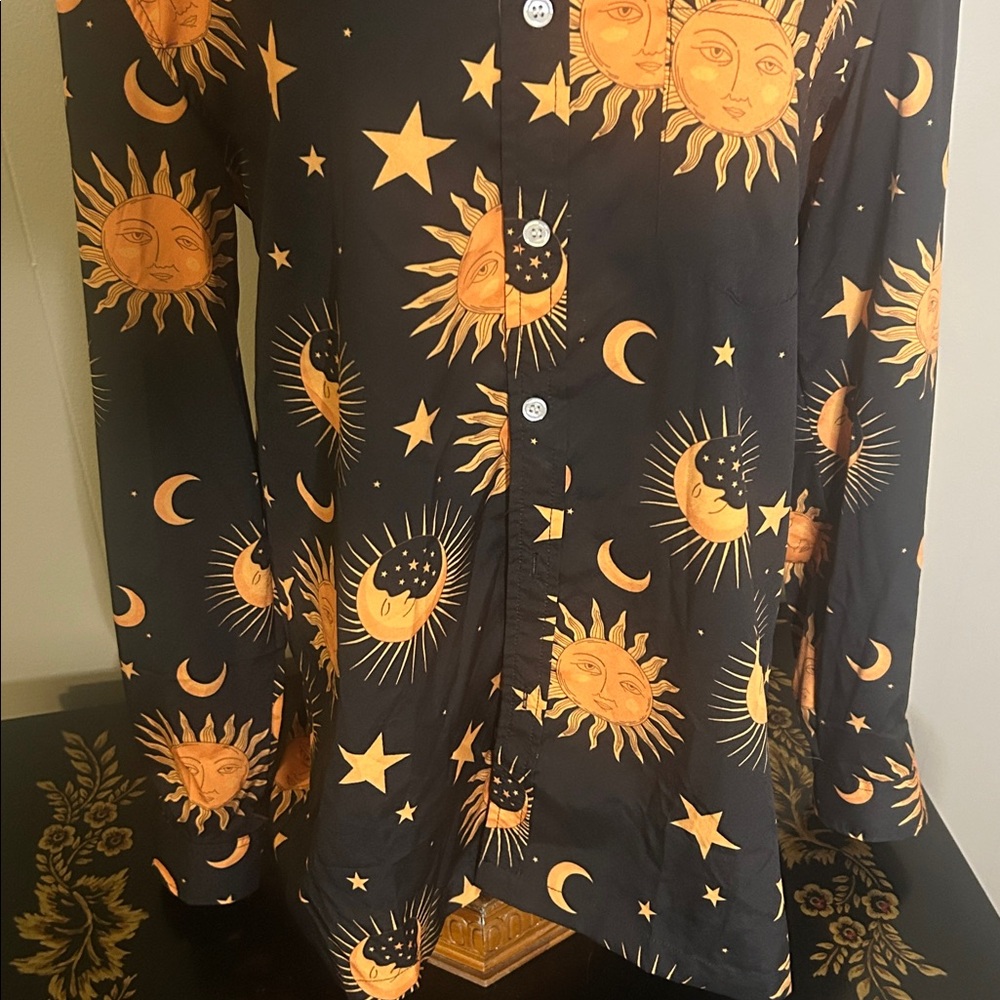 Celestial long sleeve button down shirt sun 🌞 moon 🌙 and stars ✨ NWT - Picture 3 of 7